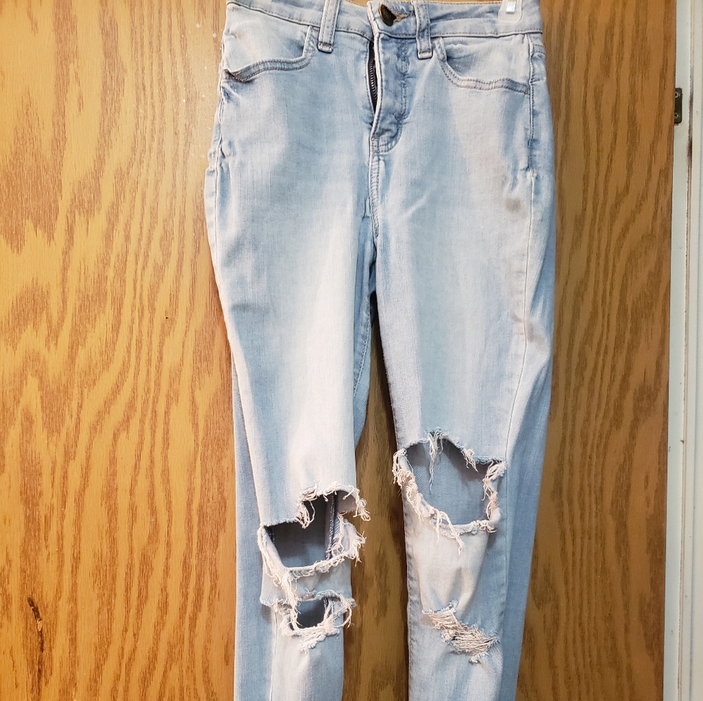 Cute, light wash, distressed, skinny, high waisted, curvy jeggings. Size 1